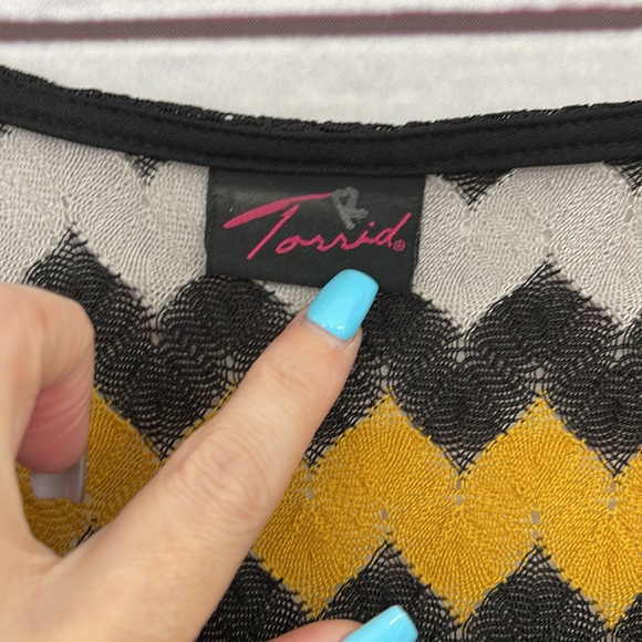 TORRID Short Sleeve Multi Color Pattern Top Size 0X - Picture 3 of 6